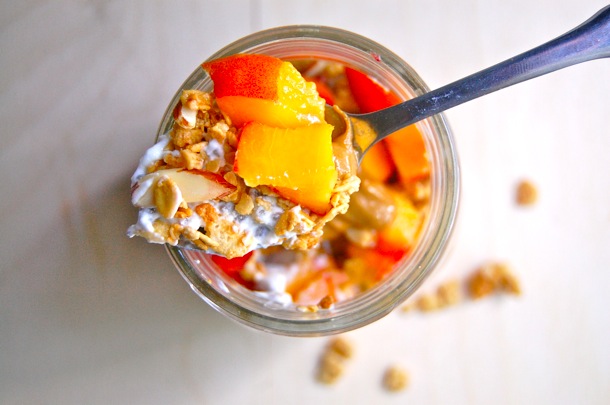 http://caitsplate.com/easy-mason-jar-peach-parfait/