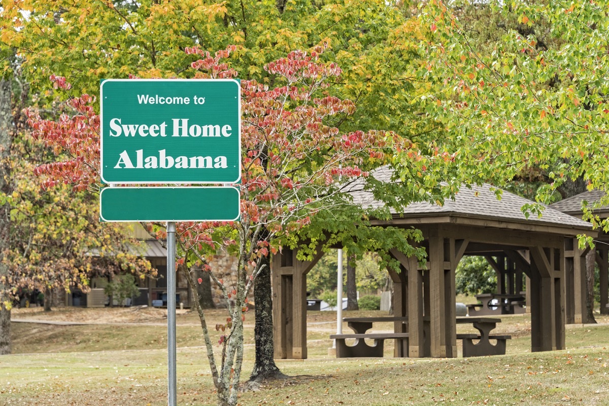 welcome sign for alabama