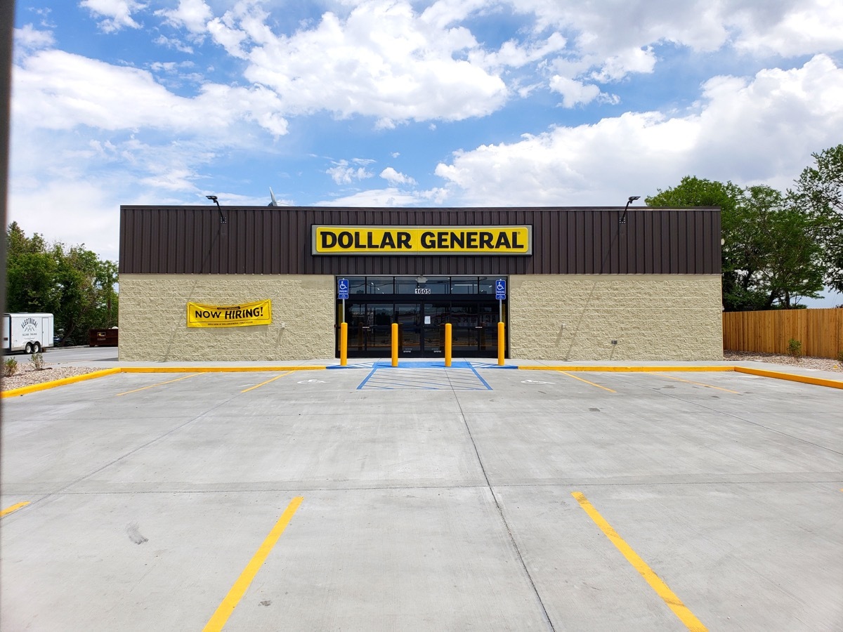 dollar general store empty parking lot