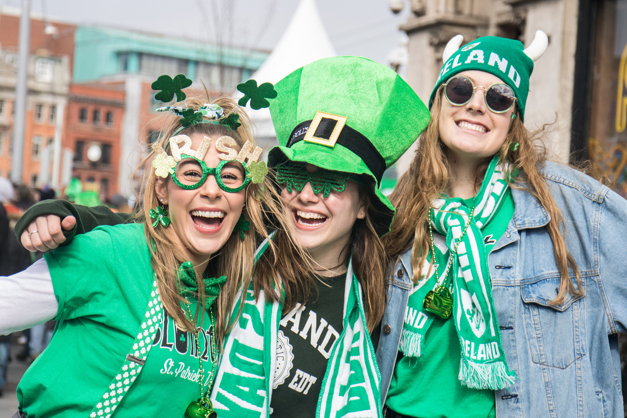 St patrick´s day , group of friends with green hats smiling