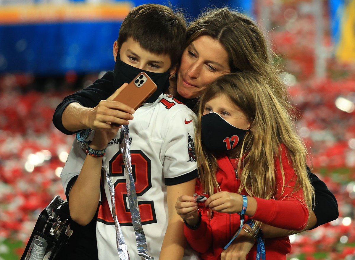 Gisele Bundchen and kids at Super Bowl