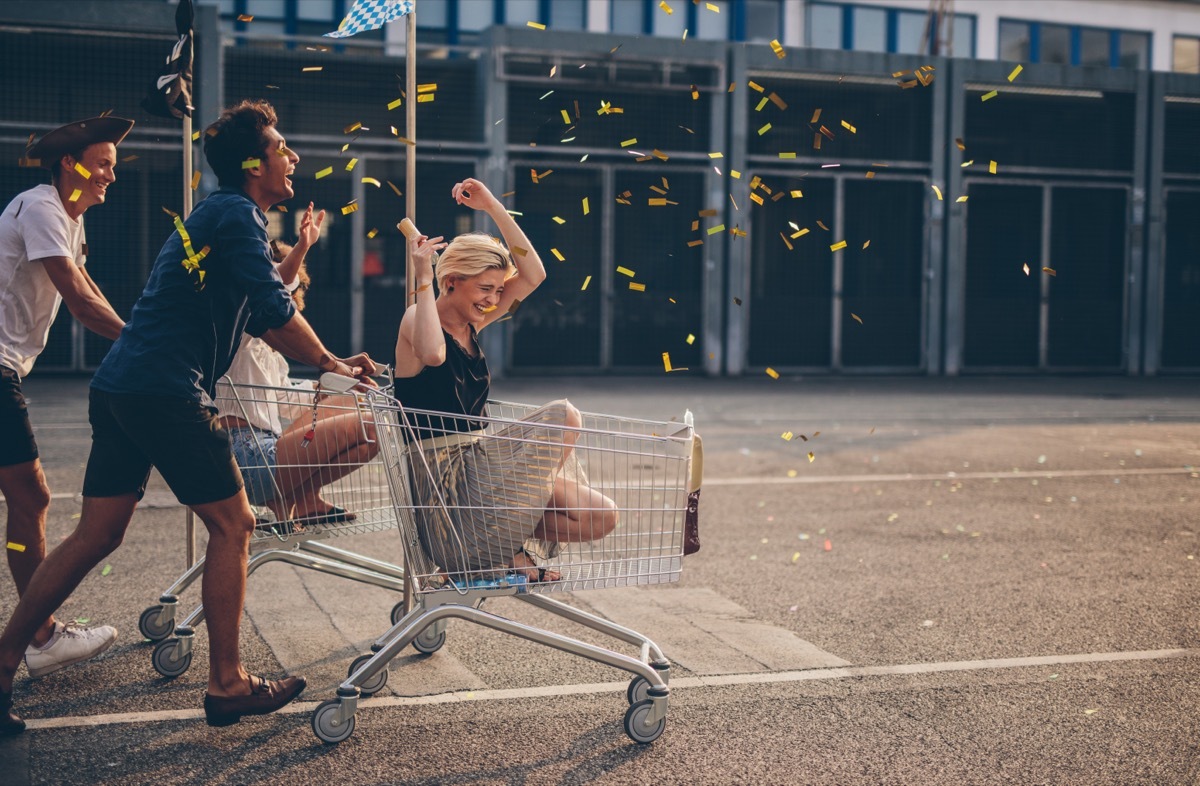 spontaneous couples with grocery carts