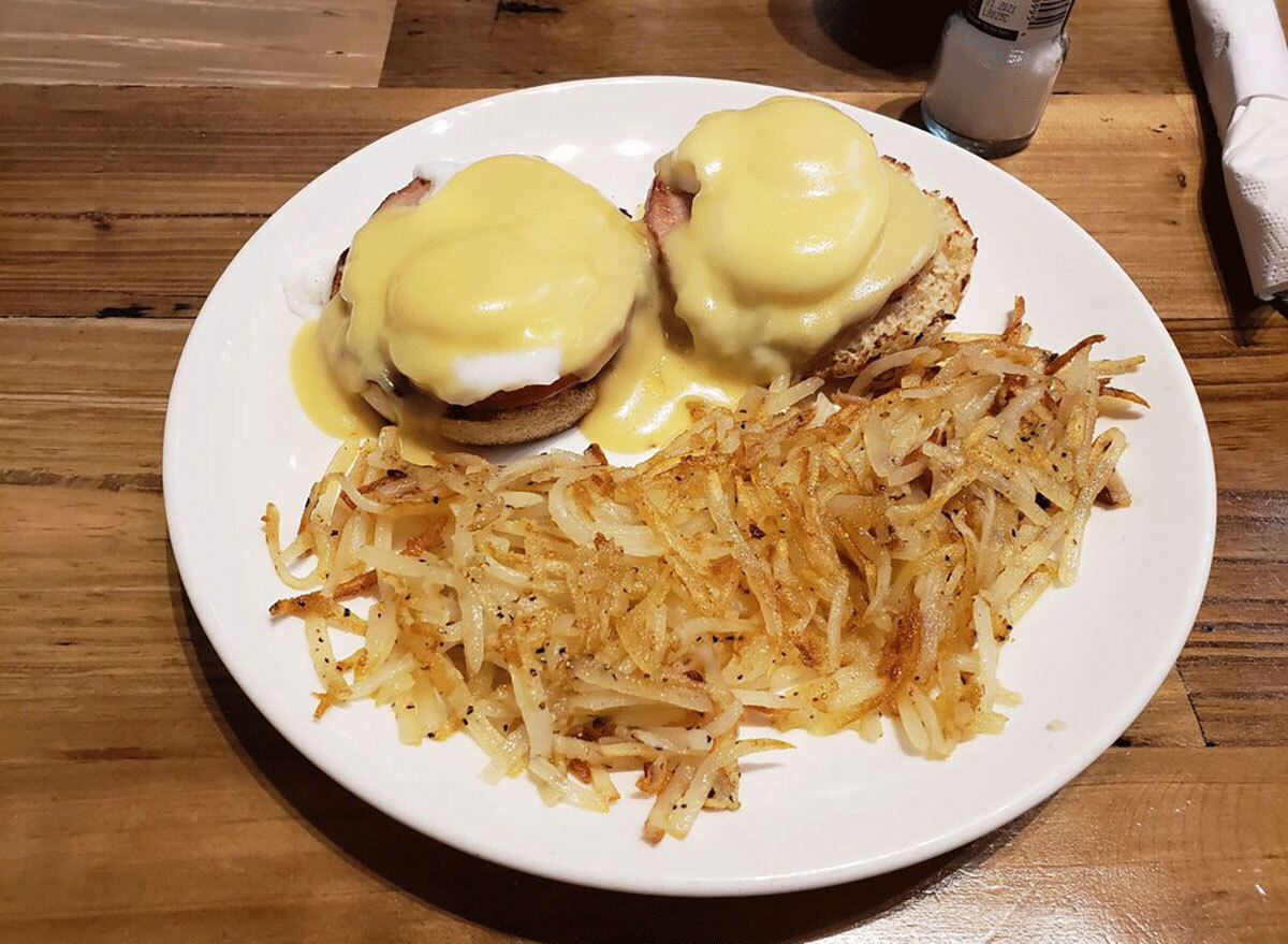 Eggs with gravy and hashbrowns at starwood diner