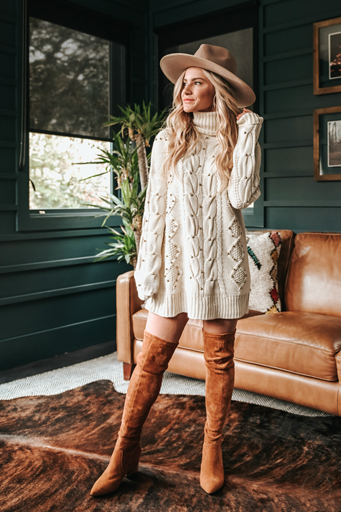 Oversized cable-knit sweater | 9 Chic and Simple Thanksgiving Outfits Ideas | Her Beauty