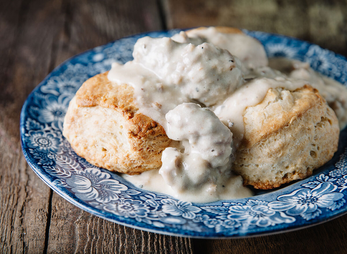 biscuits gravy blue plate