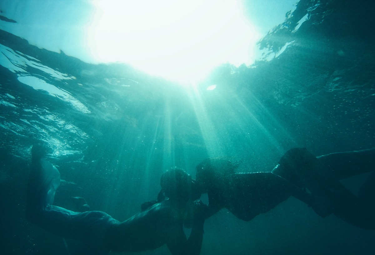 underwater kiss