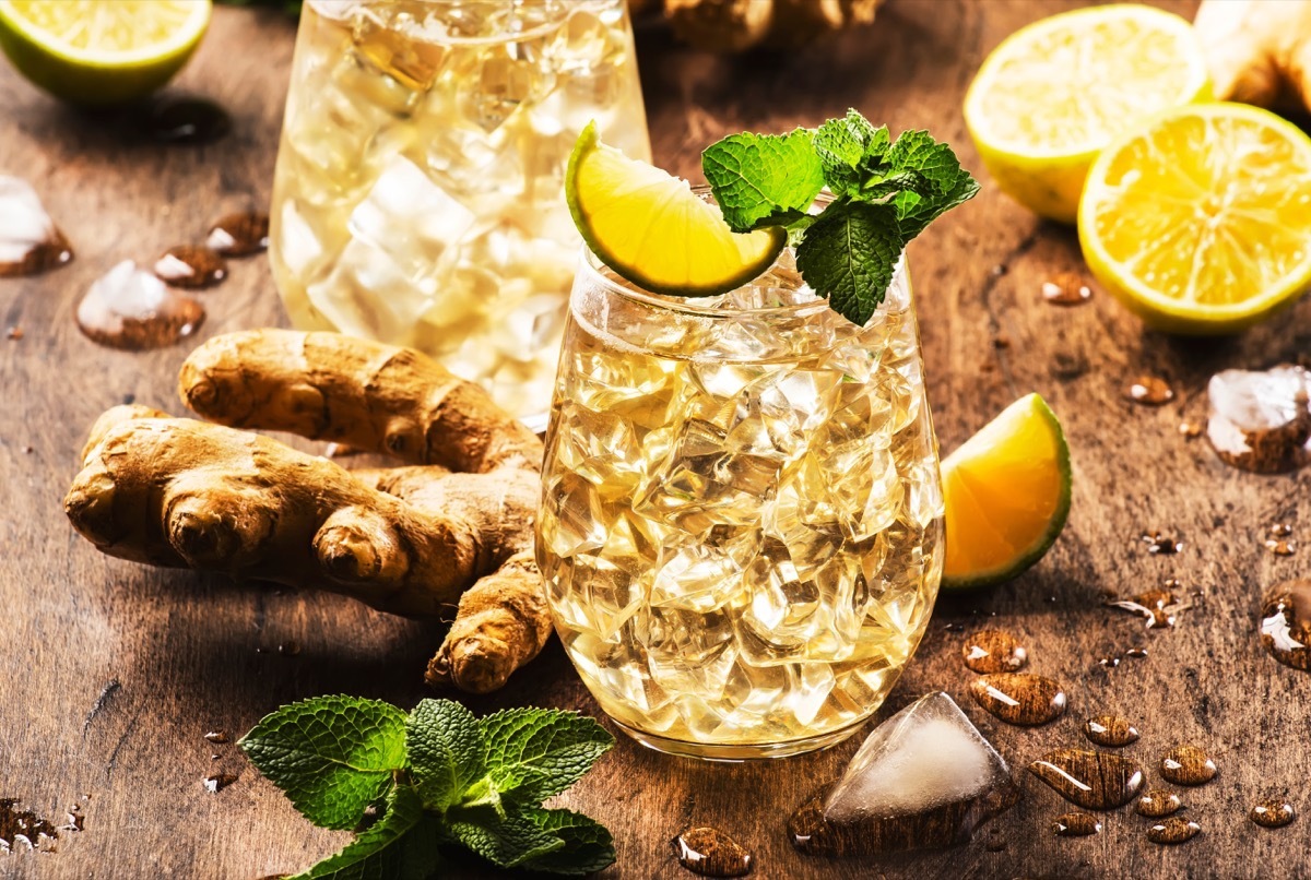 whiskey ginger, alcoholic beverage in glass, ginger and lime