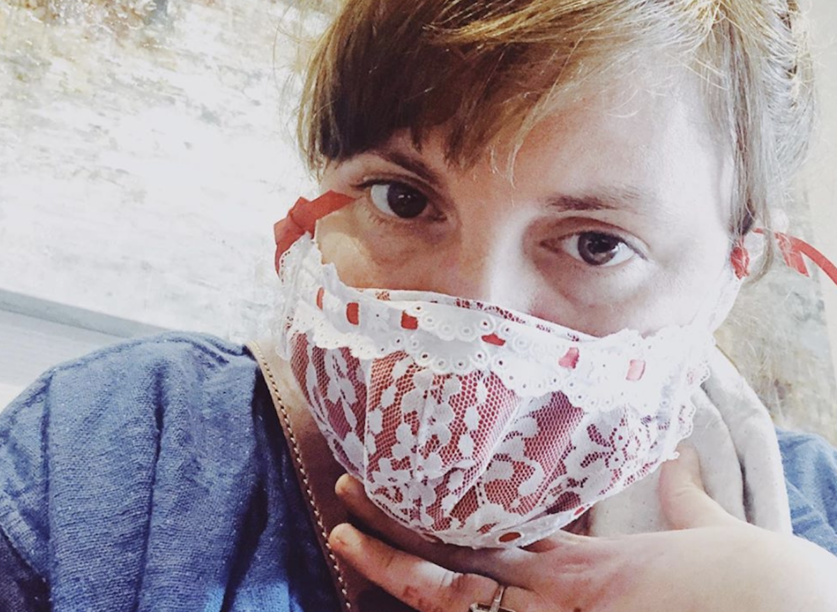 lena dunham wearing a mask amid covid