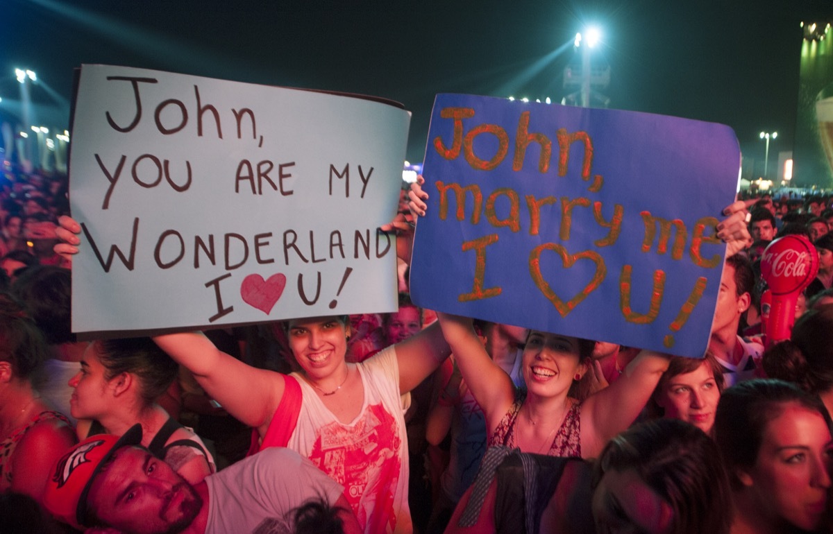 RIO DE JANEIRO, BRAZIL - SEPTEMBER 21: Fans show signs during the US singer John Mayer performance at the Rock in Rio 2013 concert , on September 21, 2013 in Rio de Janeiro, Brazil.