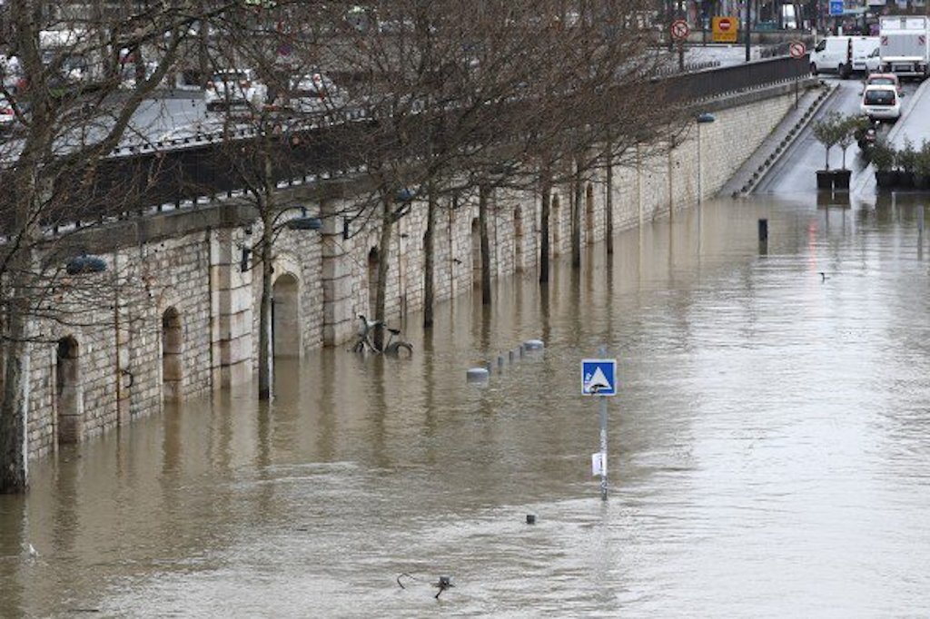 heavy rain causes seine river to rise, January 2018. 