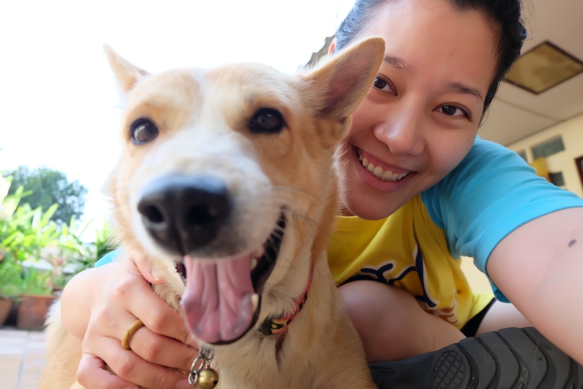 woman selfie with dog