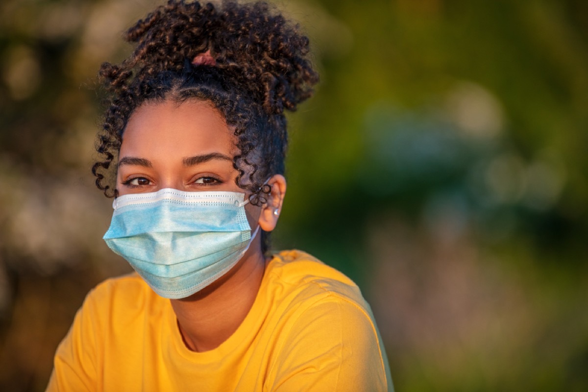 teenage black girl wearing a face mask