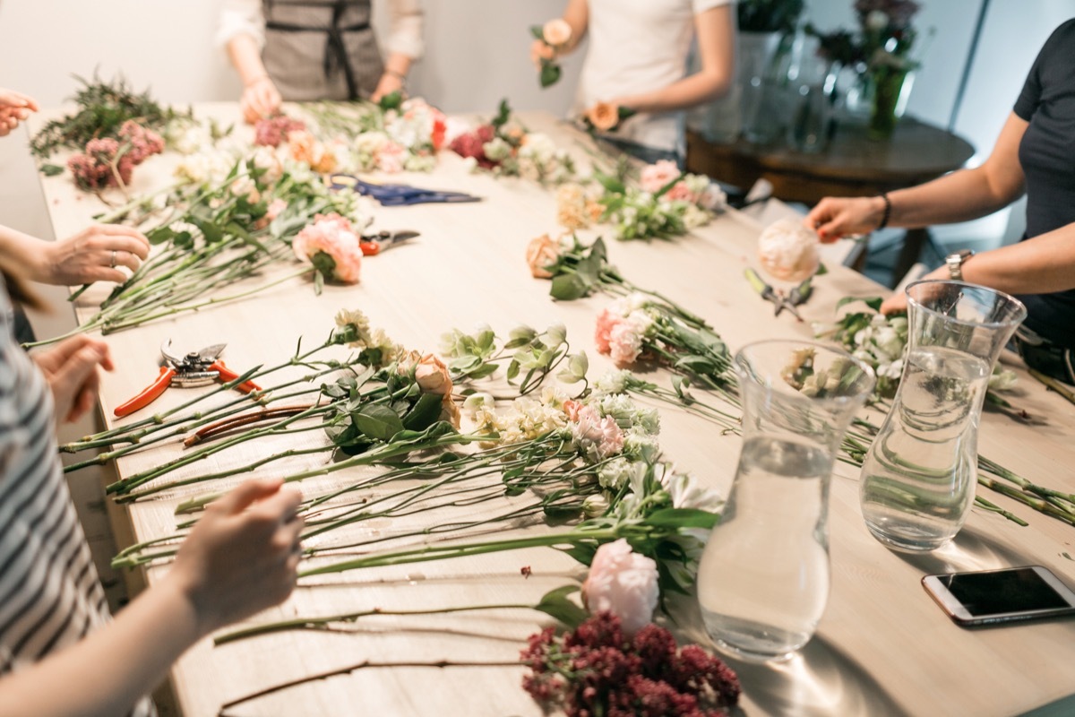 Flower class making bouquets