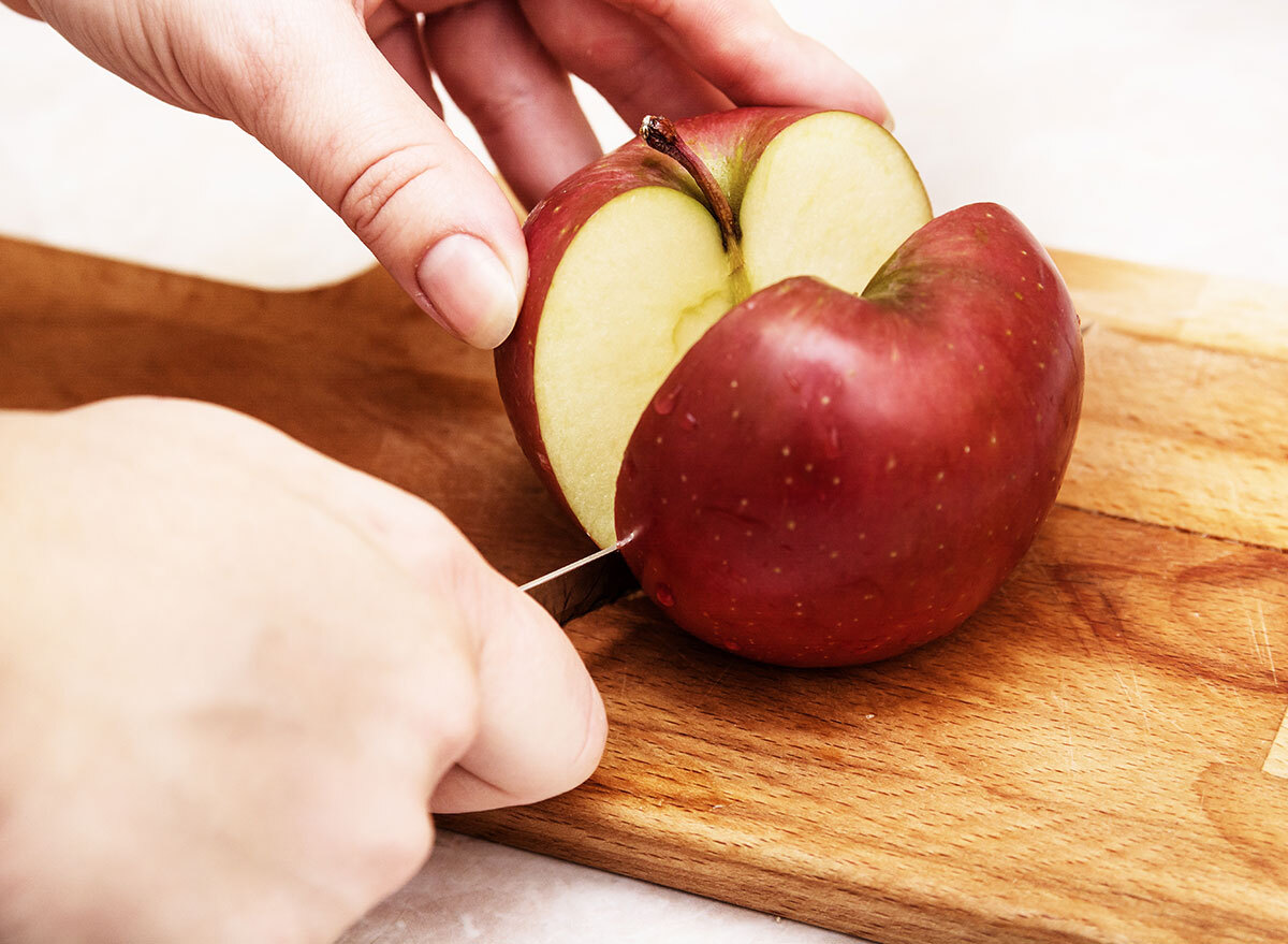 slicing apples