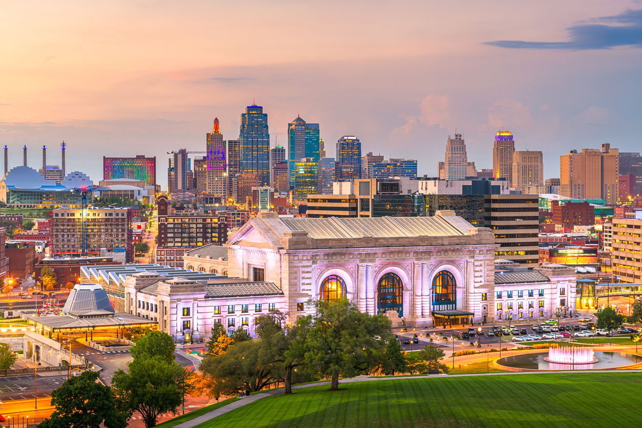 The skyline of Kansas City, Missouri at sunset.